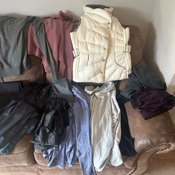 Athleta mystery bundle 5lbs of legging tanks Bras jackets!!!!! Mixed size - Picture 2 of 4